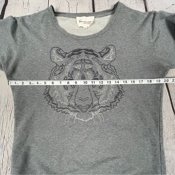 TWO BY VINCE CAMUTO tiger embroidery soft grey sweater, size PM - Picture 11 of 13